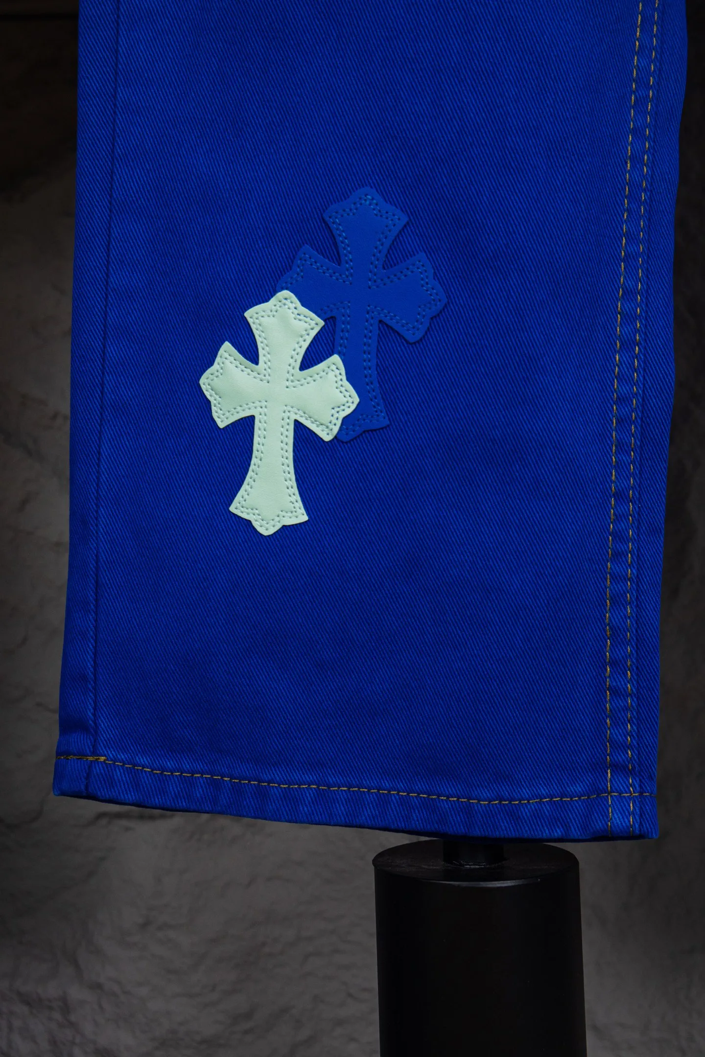 P270 Top version CH Chromehearts 2025 new London limited edition double blue cross patchwork leather jeans. Jeans. Top ceiling quality. Styles with different washed textures, very friendly to people with thin legs and thick legs. The straight and loose version is very flattering to the leg shape. Moderate length that never goes out of style, easy and casual to match, basic styling for various styles, a must-have in the wardrobe! The fabric is stiff but also makes the upper body soft without losing texture. The washing process is even more perfect. It is a must-have item for everyone! ! ! Washed wheat, hang tag, pants label, three labels complete Color: blue Size: 28, 30, 32, 34